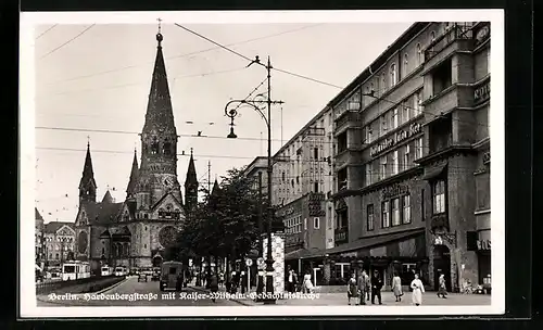 AK Berlin-Charlottenburg, Hardenbergstrasse mit Kaiser-Wilhelm-Gedächtniskirche, Strassenbahn und Passanten