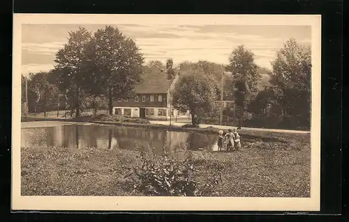 AK Bernsdorf, Dorfpartie mit Kindern am Teich