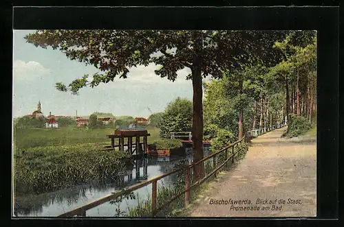 AK Bischofswerda, Promenade am Bad mit Brücke und Stadtansicht