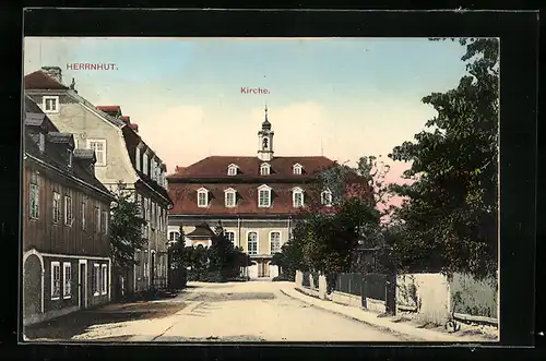 AK Herrnhut, Strassenpartie mit Kirche