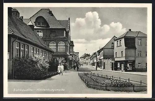 AK Schkeuditz, Die Hindenburgstrasse mit Zigarrenhandlung