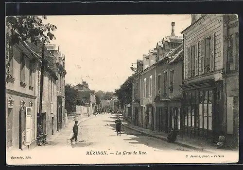 AK Mézidon, la Grande Rue
