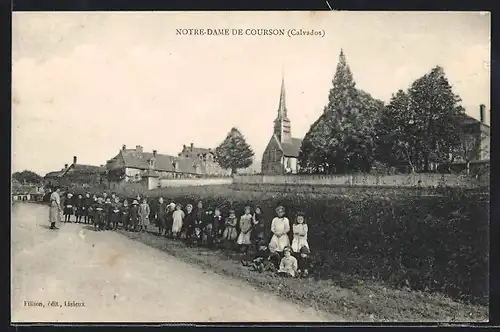 AK Notre-Dame-de-Courson, Kinder stehen am Ortsrand
