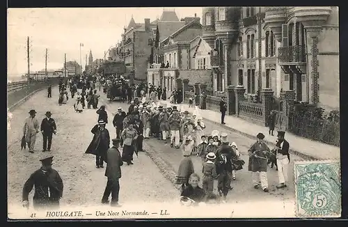 AK Houlgate, Une Noce Normande, Strassenpartie