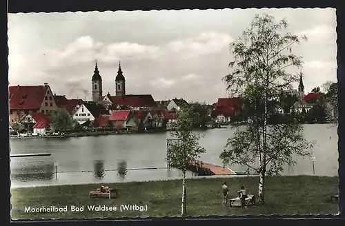 AK Bad Waldsee /Wttbg., Blick über das Wasser auf das Moorheilbad