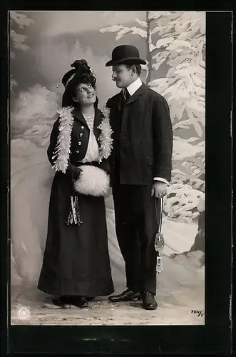 AK Verliebte Blicke nach dem gemeinsamen Schlittschuh laufen