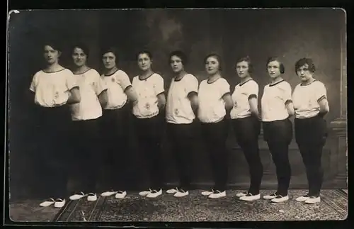 AK Neun Sportturnerinnen posieren in ihrer Turnkleidung
