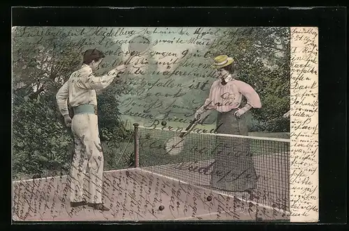 AK Elegante Dame spielt mit einem Herren im weissen Anzug Tennis