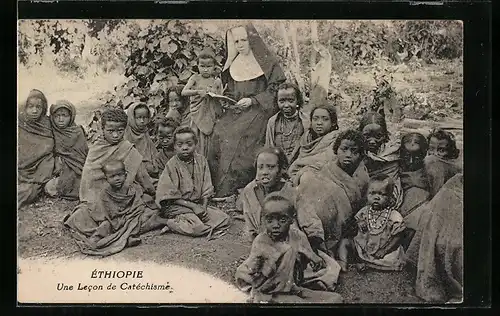 AK Äthiopien, Missionarin posiert mit Einheimischen Kindern