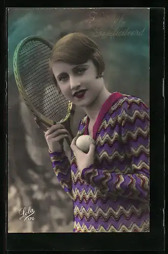 AK Junge Frau im extravaganten Dress mit ihrem Tennisschläger