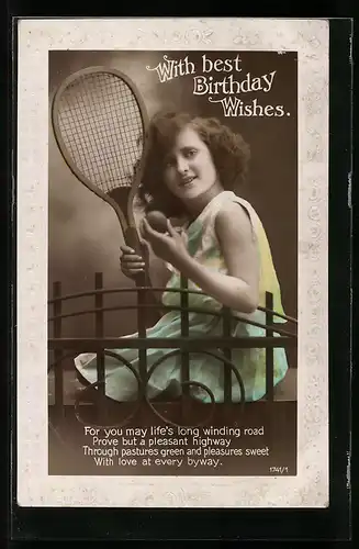 AK Mädchen mit Tennisschläger und Ball sitzt auf einer Bank