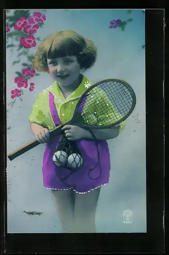 AK Kleines Mädchen hält mit schüchternem Blick einen Tennisschläger und Bälle in der Hand