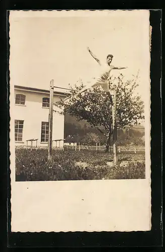 AK Turner übt am Reck im Freien