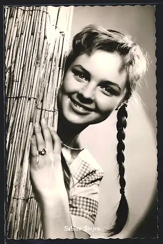 AK Schauspielerin Sabine Sinjen mit kessem Lächeln und geflochtenen Haaren