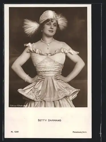 AK Schauspielerin Betty Darmand im Kostüm einer Bühnenrolle