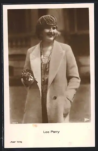 AK Schauspielerin Lee Parry, stehend im Mantel mit Mütze