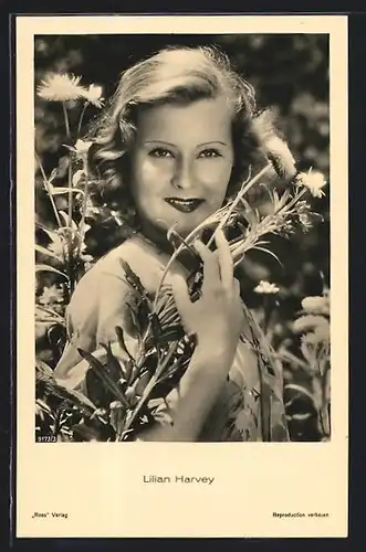 AK Schauspielerin Lilian Harvey posiert zwischen Blumenblüten