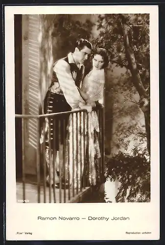 AK Schauspieler Ramon Novarro und Schauspielerin Dorothy Jordan auf dem Balkon