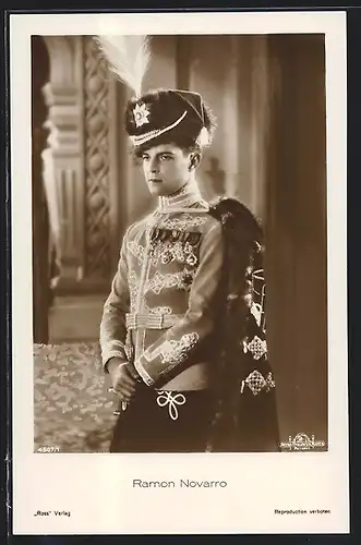 AK Schauspieler Ramon Novarro in Husaren-Uniform