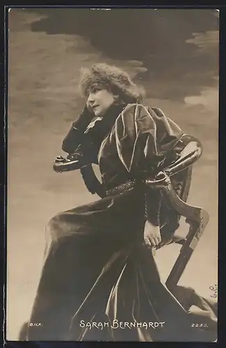 AK Schauspielerin Sarah Bernhardt im schwarzem Kleid und wartend auf einem Stuhl sitzend