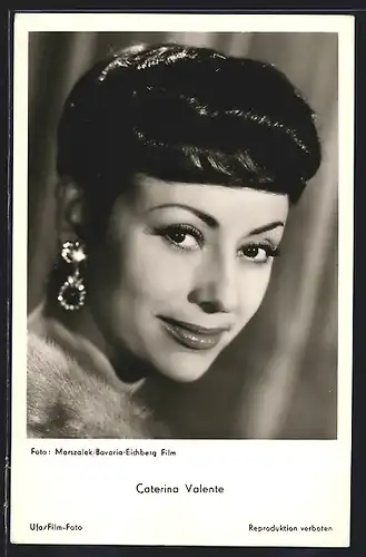 AK Musikerin Caterina Valente mit toller Frisur in die Kamera schauend