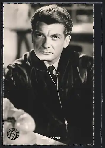 AK Schauspieler Jean Marais mit ernstem Blick und in Lederjacke