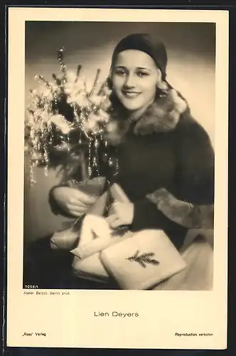 AK Schauspielerin Lien Deyers mit Weihnachtsbaum und Geschenken