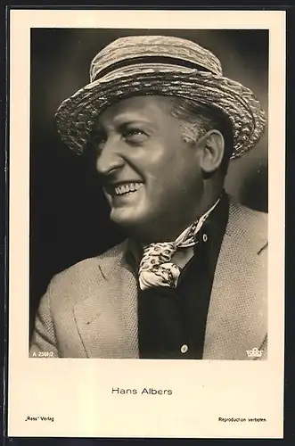 AK Schauspieler Hans Albers mit Hut, Krawatte und herzlichem Lachen