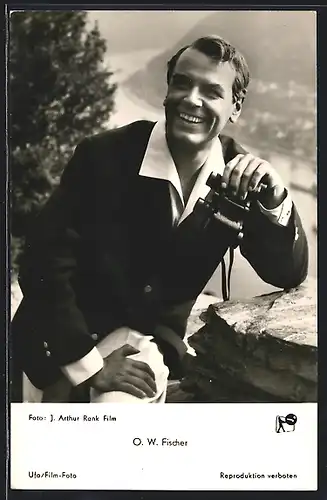 AK Schauspieler O. W. Fischer breit grinsend und mit Fernglas in der Hand