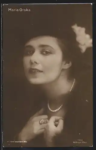AK Schauspielerin Maria Orska mit Hut und Perlenkette