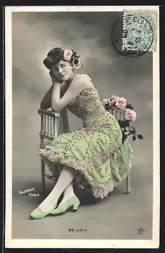 AK Schauspielerin De Lizia im eleganten Kleid und mit Blumen im Haar