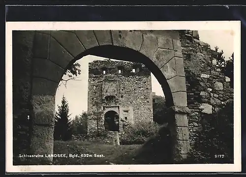 AK Landsee, Schlossruine, am Torbogen
