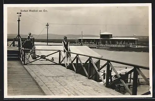 AK Neusiedl am See, Badegäste auf der Seebrücke