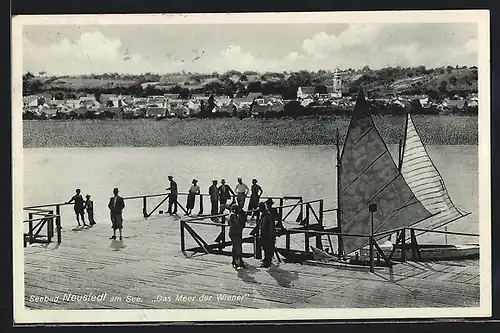 AK Neusiedl am See, Das Meer der Wiener, Besucher blicken von Seesteg auf den Ort