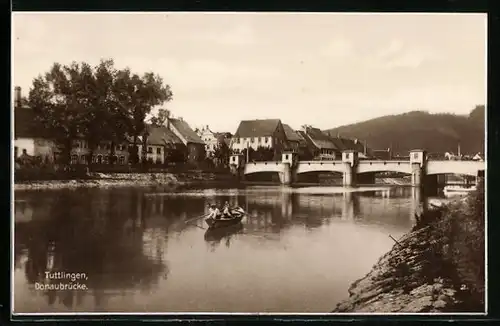 AK Tuttlingen, Ruderboot am Ufer neben der Donaubrücke