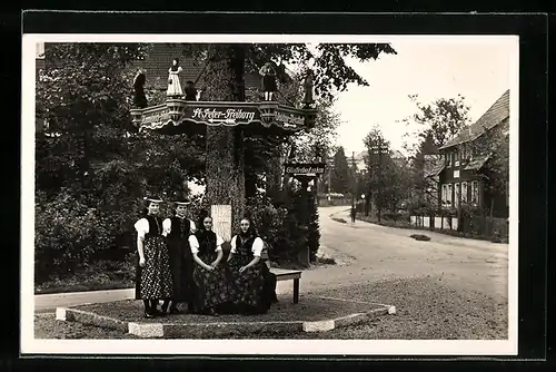 AK St. Märgen /Schwarzwald, Dorflinde mit Wegweiser, Einheimische Frauen in Tracht