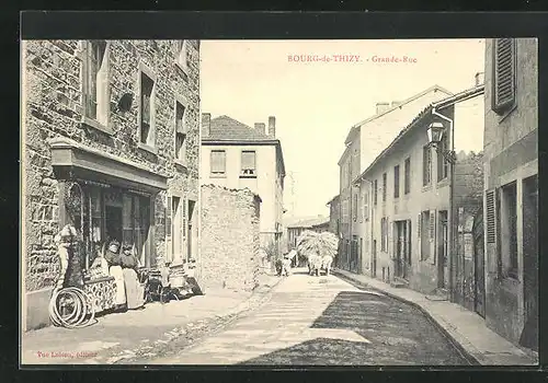 AK Bourg-de-Thizy, Grande-Rue, Strassenpartie im Sonnenschein