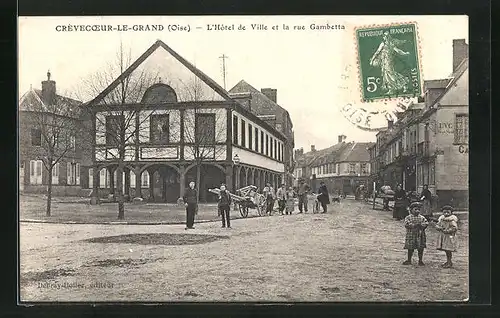 AK Crèvecoeur-le-Grand, L`Hôtel de Ville et la rue Gambetta