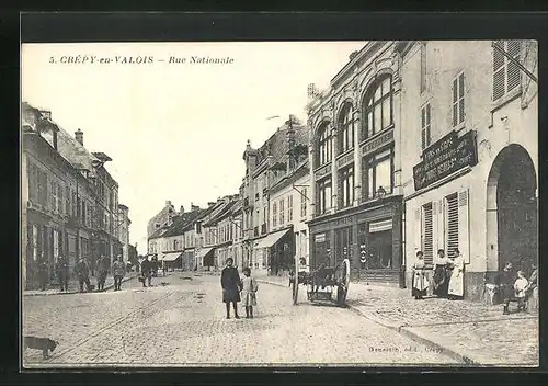 AK Crépy-en-Valois, Rue Nationale, Strassenpartie