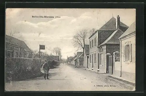 AK Belleville-Blargies, Ortspartie mit Briefträger