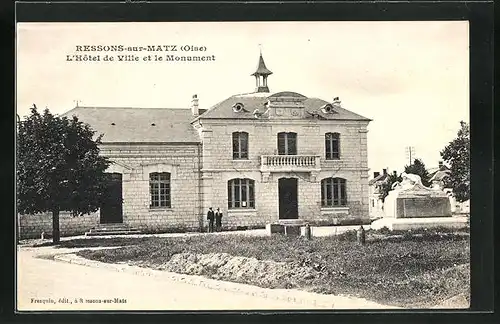 AK Ressons-sur-Matz, L`Hôtel de Ville et le Monument