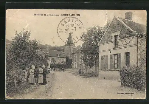 AK Saint-Sauveur, Ortspartie mit Häusern und Blick nach der Kirche