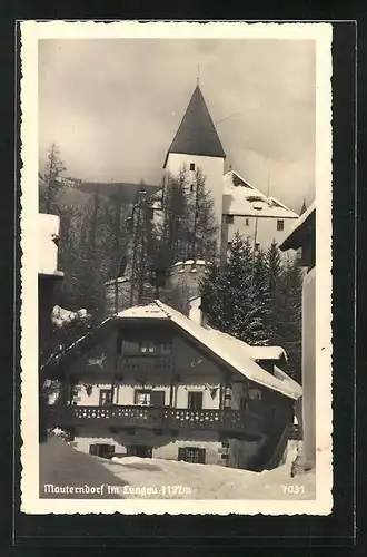 AK Mauterndorf / Lungau, Verschneite Partie mit Haus und Blick zur Kirche