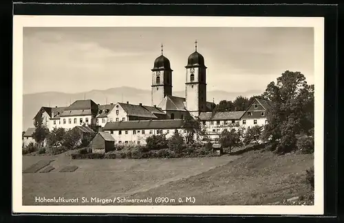 AK St. Märgen / Schwarzwald, Ortsansicht mit Bergen
