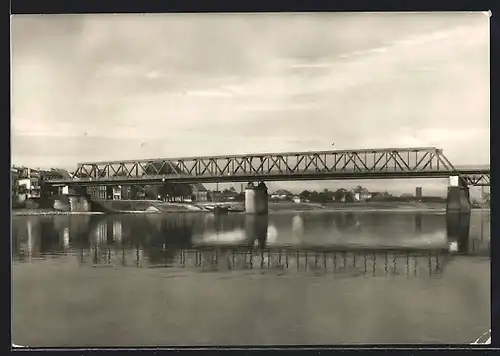 AK Schönebeck /Elbe, Flusspartie mit Elbbrücke