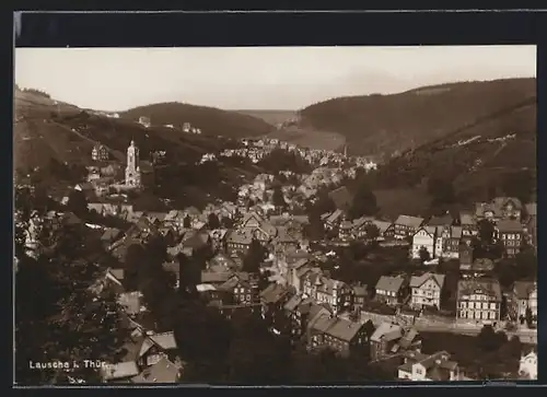 AK Lauscha i. Thür., Ortsansicht mit Kirche, Häuser und Berge