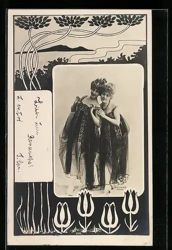 Foto-AK Atelier Reutlinger, Paris: Zwei junge Damen mit reizendem Lächeln im Jugendstil-Rahmen