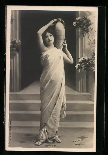 Foto-AK Atelier Reutlinger, Paris: Schauspielerin Ritter im Kostüm mit einer Vase auf der Schulter