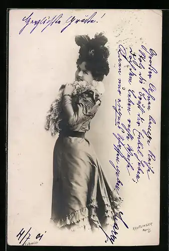 Foto-AK Atelier Reutlinger, Paris: Elegante junge Dame mit reizendem Lächeln