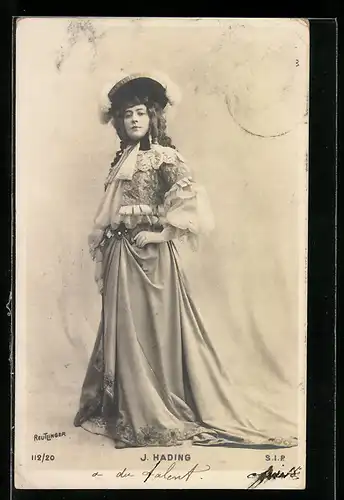 Foto-AK Atelier Reutlinger, Paris: Junge Dame in einem historischen Kostüm, J. Hading